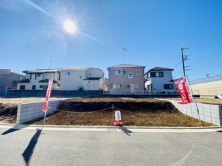 【前面道路含む現地写真】 | 閑静で見通しの良い現地となっております♪面が良くカースペース並列２台分の造作も可能な範囲です。