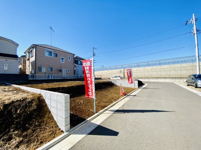 【前面道路含む現地写真】 | 【仲介手数料無料】MLH長後駅 藤沢市下土棚／整形地３９坪！建築条件なし売地 | 交通量の少ない、とても落ち着いた閑静な住宅街です！道路幅は約５mのゆとりもあり、車の出入庫も落ち着いて運転できます。