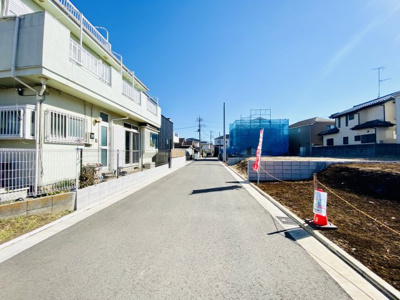 【前面道路含む現地写真】 | 【仲介手数料無料】MLH長後駅 藤沢市下土棚／整形地３９坪！建築条件なし売地 | 交通量の少ない、とても落ち着いた閑静な住宅街です！道路幅は約５mのゆとりもあり、車の出入庫も落ち着いて運転できます。