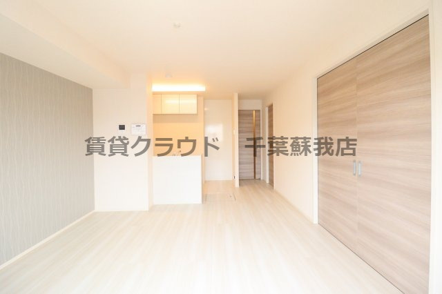 リオハイトの居間・リビング|くすみカラーのアクセントクロスがオシャレ上級者へ格上げ♪