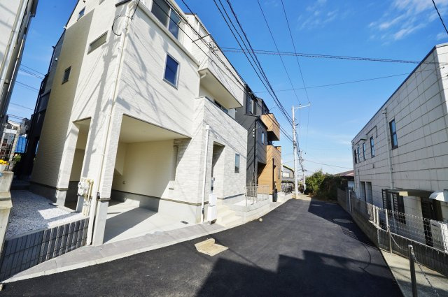 【横浜市保土ヶ谷区星川１丁目23-11全４棟新築戸建て３号棟】★仲介手数料無料★（星川小学校・岩崎中学校）の前面道路含む現地写真