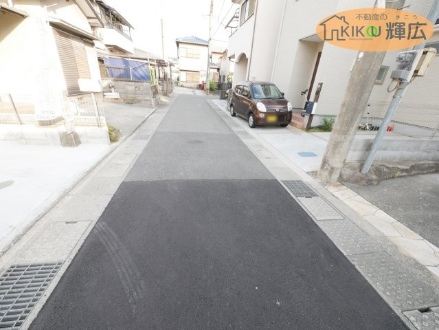 加古郡播磨町北本荘1丁目　中古戸建の前面道路含む現地写真
