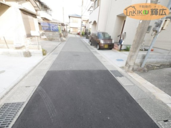 加古郡播磨町北本荘1丁目　中古戸建の前面道路含む現地写真