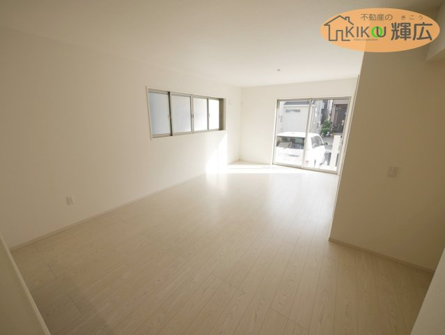 加古郡播磨町北本荘1丁目　中古戸建の居間・リビング|リビングは約18.4帖ございます。形の良い間取りですので家具の配置がしやすいです。