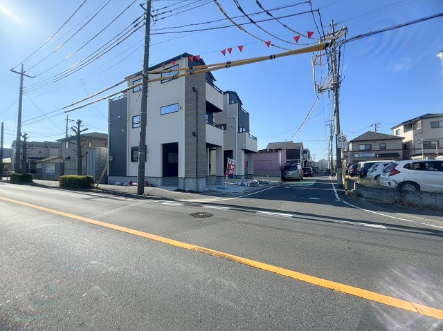 八潮市伊草1丁目　新築戸建　全2棟　2号棟の前面道路含む現地写真|北東側角地につき日当たり良好◎