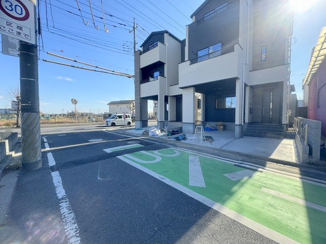 八潮市伊草1丁目　新築戸建　全2棟　2号棟の前面道路含む現地写真|北東側角地につき日当たり良好◎