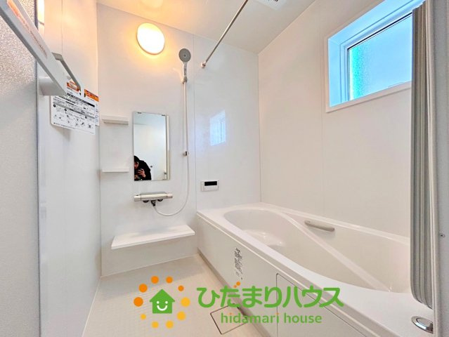 久喜市上町　新築一戸建て　02　クレアスタウン　の浴室|足を伸ばせるバスタブで１日の疲れが癒せます！