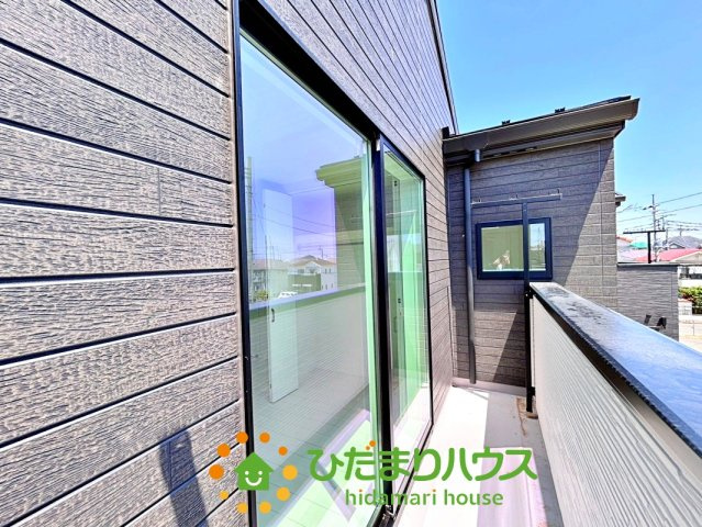 久喜市上町　新築一戸建て　02　クレアスタウン　のバルコニー|家族分のお洋服が干せるバルコニー完備！