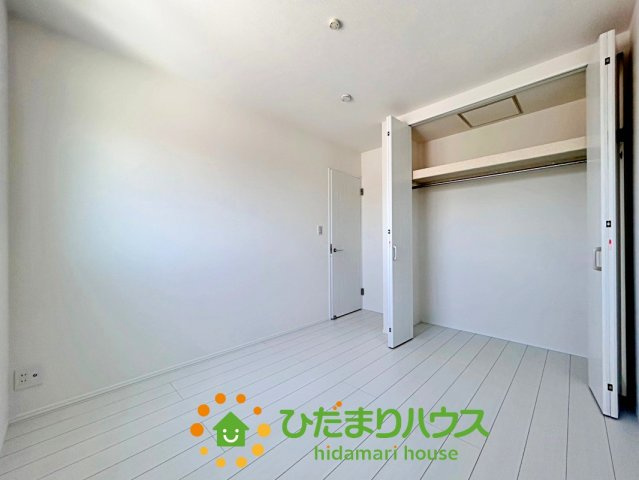 久喜市上町　新築一戸建て　02　クレアスタウン　の収納|ハンガーパイプ付きなのでコートやワンピースもしまえます。