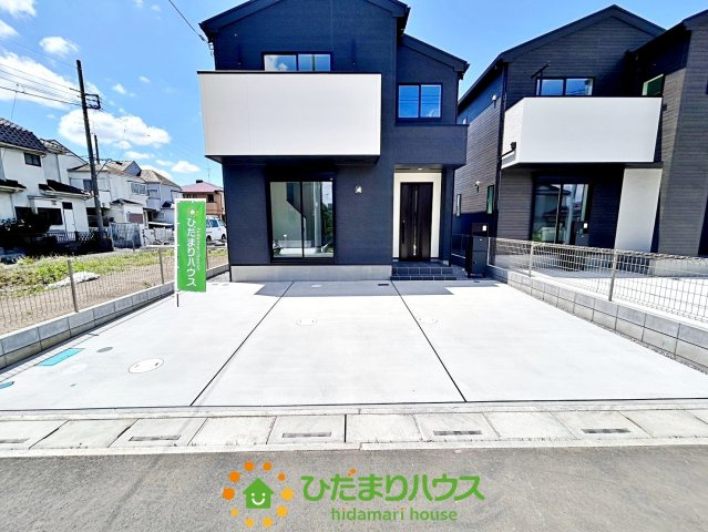 久喜市上町　新築一戸建て　02　クレアスタウン　の駐車場|２台のお車を並列で駐車出来て出し入れラクラク！