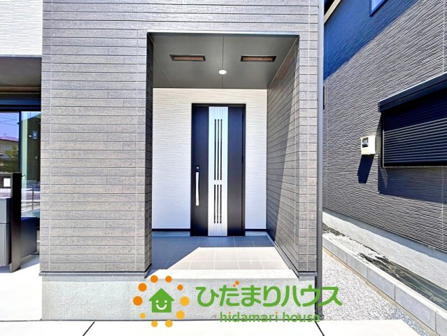 久喜市上町　新築一戸建て　02　クレアスタウン　の玄関|玄関ポーチは雨や風を防いでくれます！