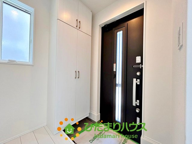 久喜市上町　新築一戸建て　02　クレアスタウン　の玄関|白基調の明るい玄関！