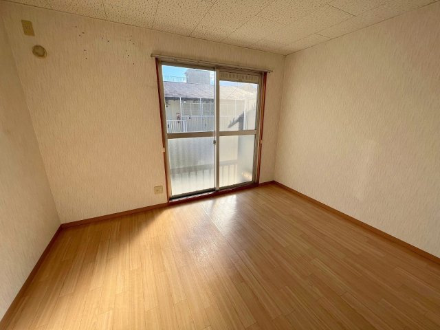 大和高田市春日町１丁目のアパートの居間・リビング