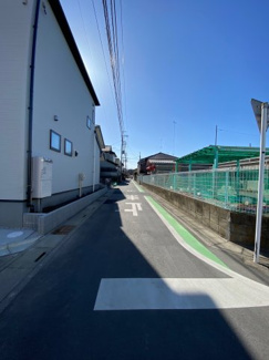 【前面道路含む現地写真】