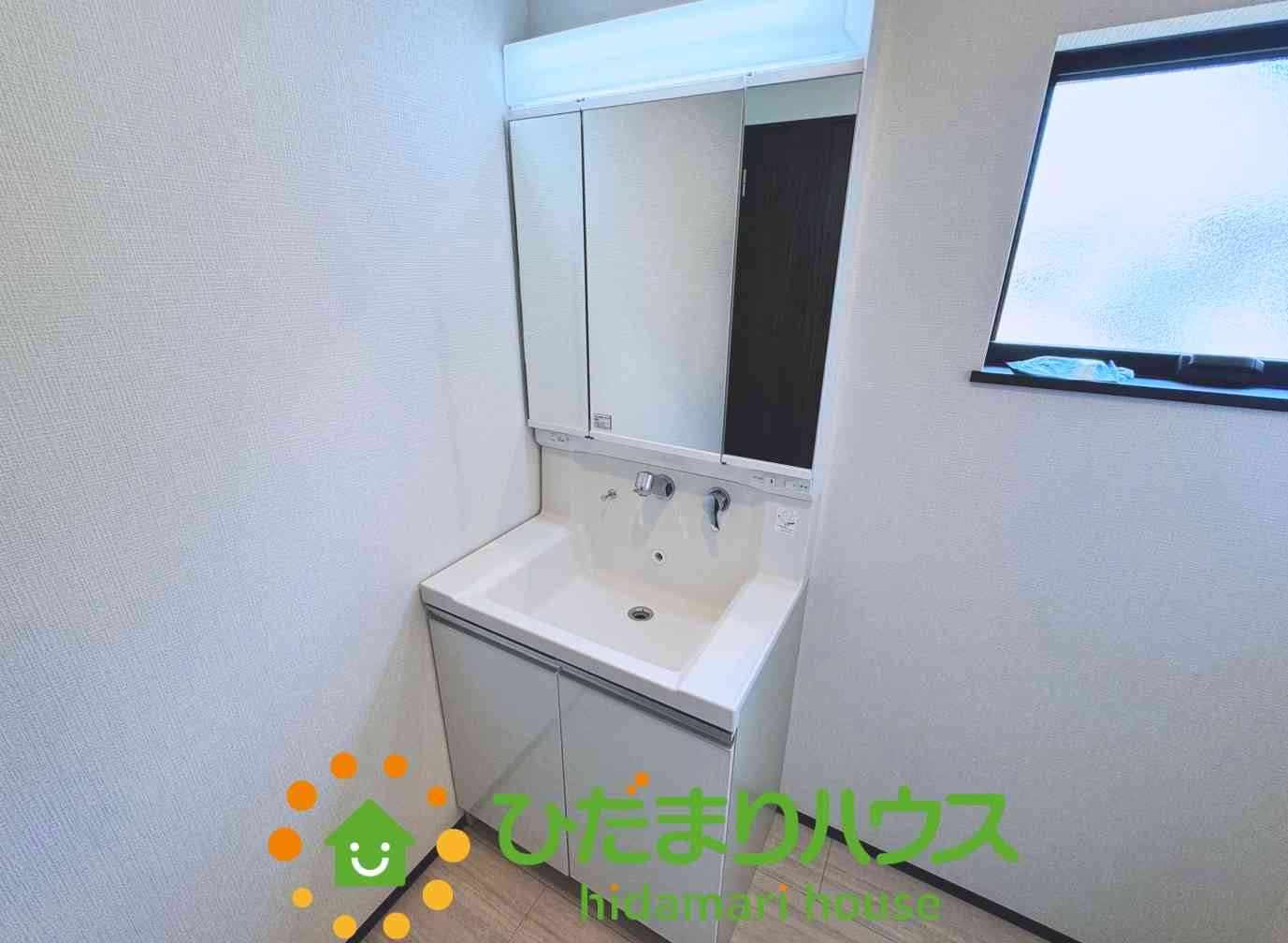 久喜市上町　新築未使用　07　クレアスタウン　の独立洗面台|三面鏡の裏には小物を収納できます！