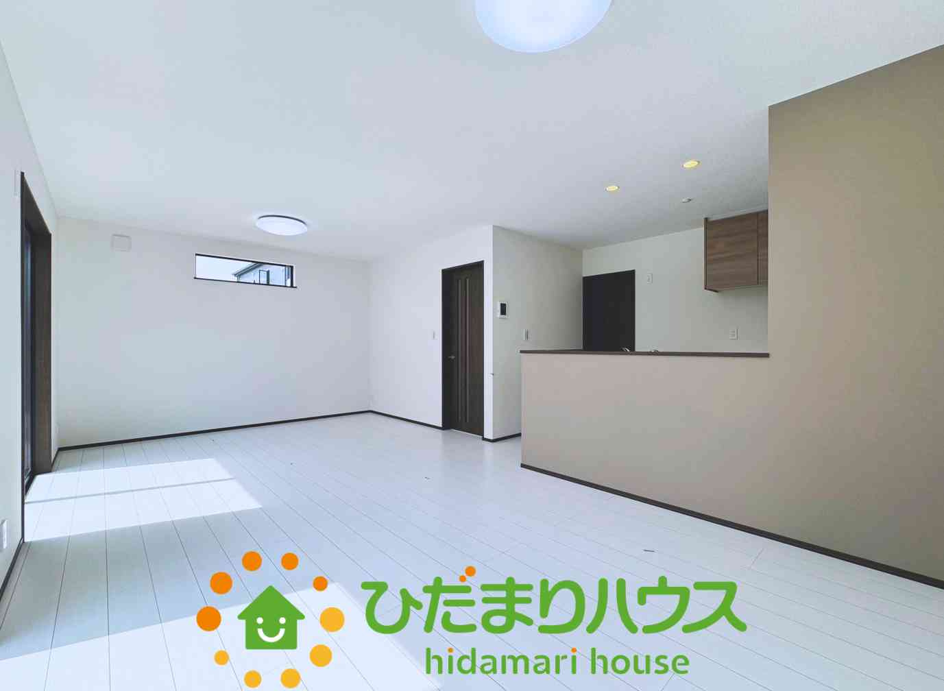 久喜市上町　新築未使用　07　クレアスタウン　の居間・リビング|18帖の広々空間で家族団らんを過ごせます。