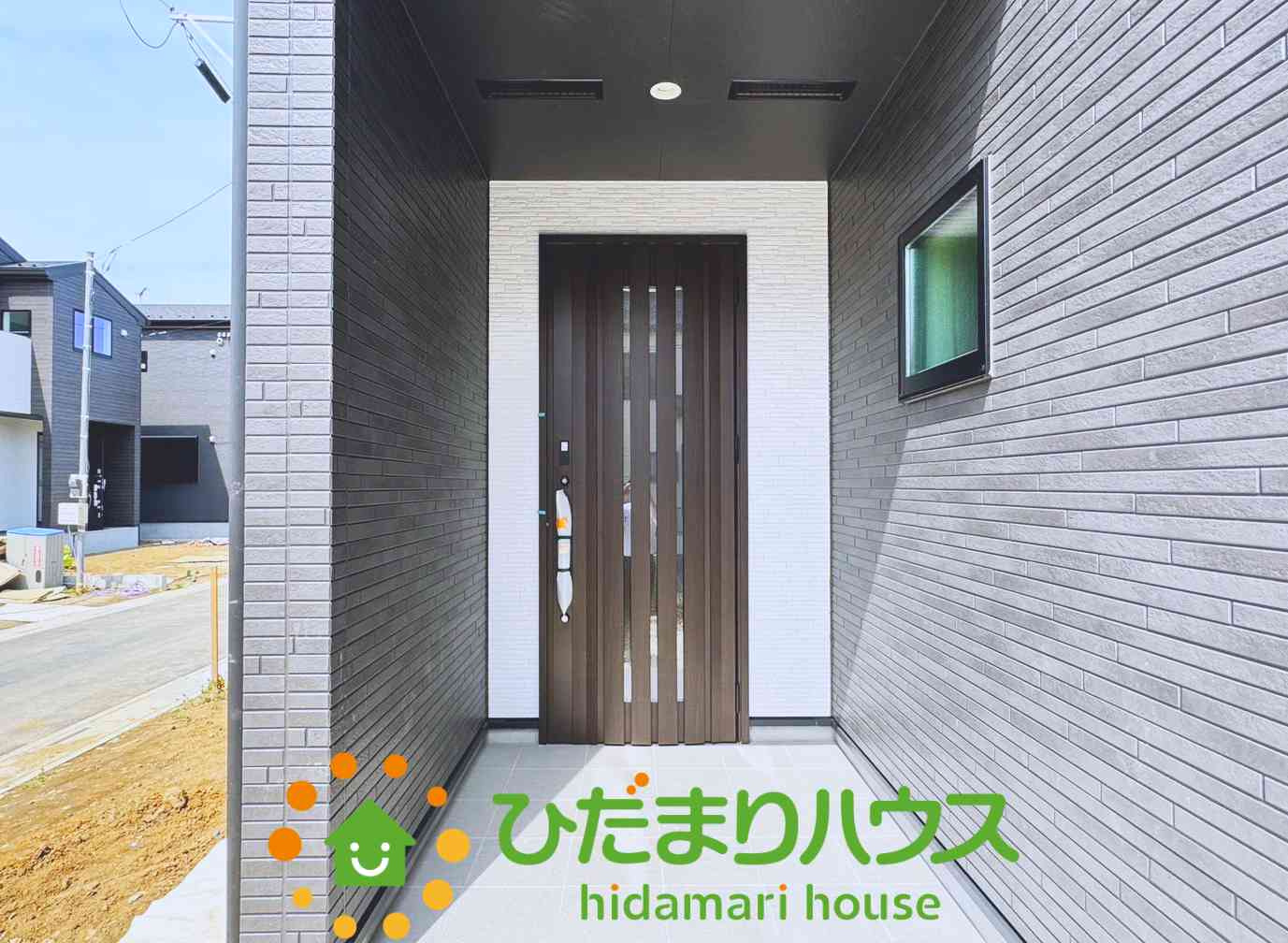 久喜市上町　新築未使用　07　クレアスタウン　の玄関|雨や風を防いでくれる玄関ポーチ付き！