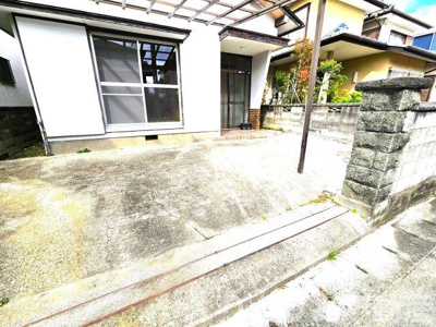 【駐車場】 | 西新浜戸建て | 駐車場があるので、車を買う予定の方も安心です