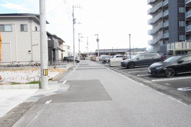 海老ノ丸　建築条件なし　売土地　Ｒ区画の前面道路含む現地写真