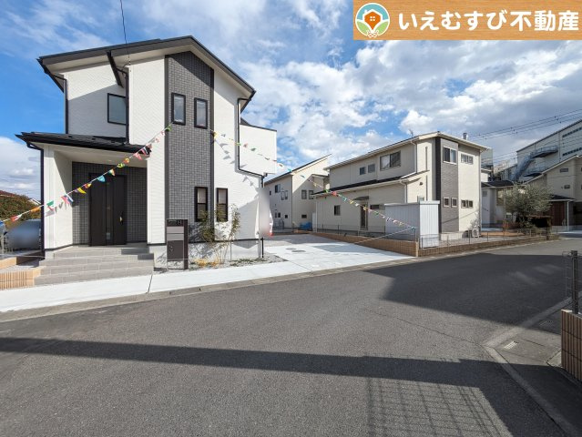 BLOOMING GARDEN　上里町七本木の前面道路含む現地写真|充分な広さの5ｍ前面道路
間口が広くお車の出し入れも問題なく行えるスペースが確保されています♪