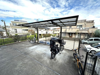 【その他共用部分】 | 屋根付きの駐輪場があるので雨が降っても安心です☆駅まで自転車もおすすめです！