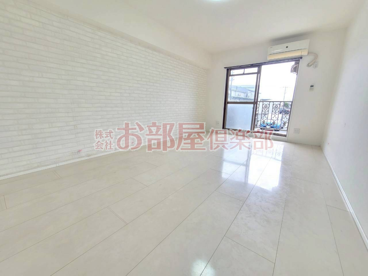 グランドセレブ真木の内装|こちらの居間で趣味の時間をお楽しみください