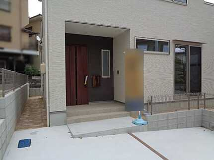 呉市内神町　新築一戸建て(全2棟)の玄関
