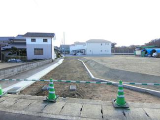 【前面道路含む現地写真】 | 団地内道路は幅員約5ｍ。各号地3分の1ずつの持分あり。