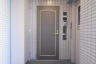 【その他共用部分】 | 皆様をお迎えする、お部屋の玄関ドア。開けやすさや開放角度、ドアノブの操作しやすさや鍵の形状などを、現地で一度ご確認ください。～即日のご見学可能～　お問合せはお気軽にどうぞ。