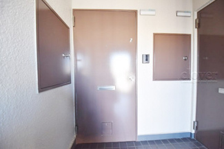 【その他共用部分】 | 皆様をお迎えする、お部屋の玄関ドア。開けやすさや開放角度、ドアノブの操作しやすさや鍵の形状などを、現地で一度ご確認ください。～即日のご見学可能～　お問合せはお気軽にどうぞ。