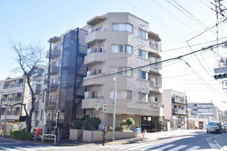 【外観】 | 青空によく映える建物です。手入れの行き届いた外壁やマンション正面エントランスなど、綺麗な姿をぜひ一度、現地にてご覧ください。～即日のご見学可能～　お問合せはお気軽にどうぞ。
