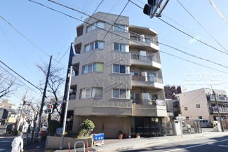 【外観】 | 手入れの行き届いた外壁やエントランスなど、「見ればわかる」レベルで清潔感を保ったマンションです。築年数を感じさせない姿で皆様をお出迎えします。～即日のご見学可能～　お問合せはお気軽にどうぞ。