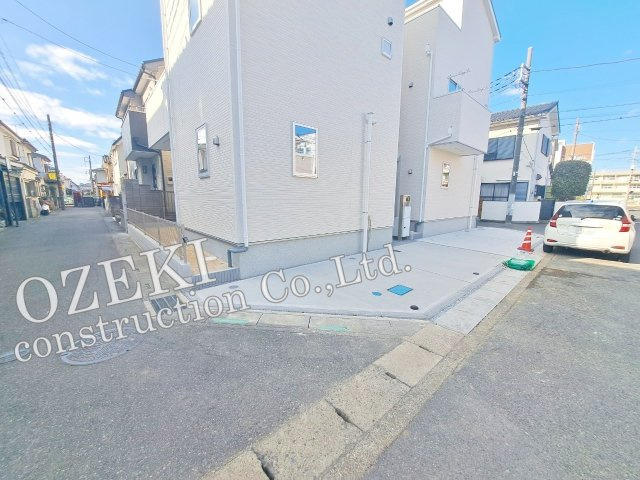 越谷市大沢新築戸建て2棟現場　時間を超えて受け継がれていく住まい-LIGNAGEリナージュ-の駐車場