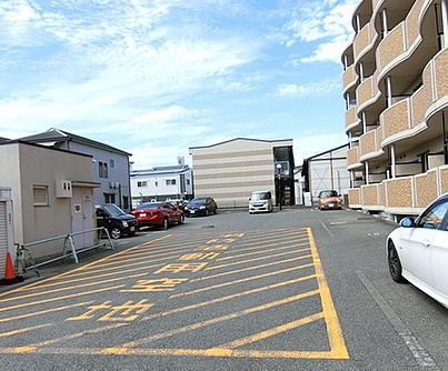 セゾンコート春木の駐車場|駐車場に車を止められます