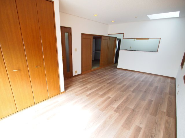 小泉町戸建ての居間・リビング|こちらの居間で趣味の時間をお楽しみください
