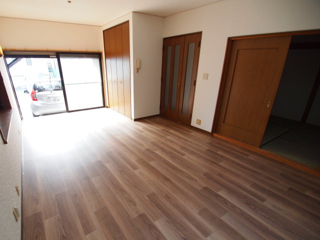 小泉町戸建ての居間・リビング|ゆったり過ごせるリビングです
