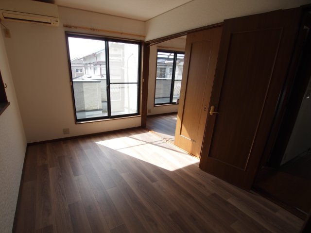 小泉町戸建ての洋室|コンパクトで使いやすい洋室です