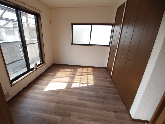 小泉町戸建ての洋室|落ち着いた色調の洋室です