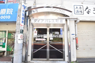 【エントランス】 | お客様を、そして住人を出迎えてくれるマンションのエントランス。ゴミが落ちていないことからも、管理状態の良さや住民の節度の高さが見て取れます。～即日のご見学可能～　お問合せはお気軽にどうぞ。