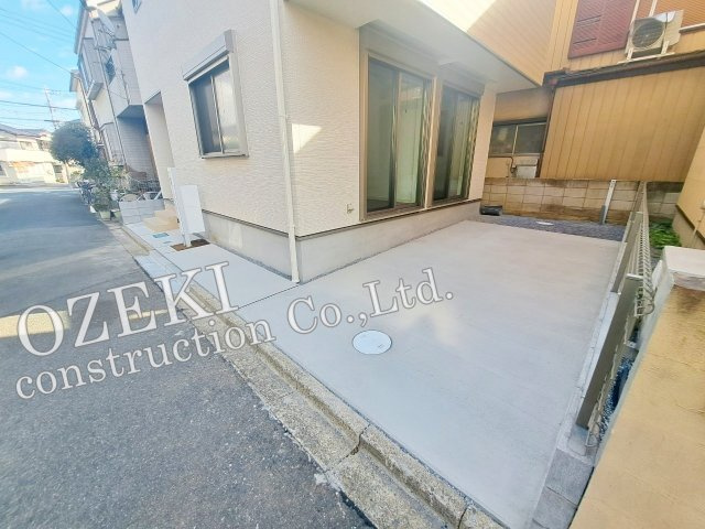 越谷市大沢新築戸建て　収納豊富な間取設計の駐車場