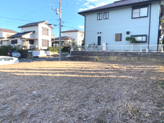 【外観】 | 建築条件ありません！！
お好きなプランでマイホームをご計画ください♪
建築プランの立てやすい整形地！
多彩なプランをご提案いたします！
地盤の強い高台エリア。
水害などの災害から守ることができます。
