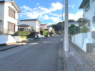 【前面道路含む現地写真】 | 閑静な住宅街。
のびのび子育てにも適した環境です♪
バス停まで徒歩4分！アクセス良好な立地です。
前面道路は歩道部分を含め約9mの公道です。
周辺交通量も少なく車の出し入れも、すれ違いもスムーズです！