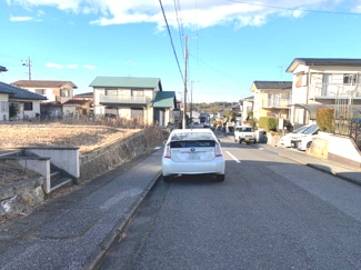 【前面道路含む現地写真】 | 閑静な住宅街。
のびのび子育てにも適した環境です♪
バス停まで徒歩4分！アクセス良好な立地です。
前面道路は歩道部分を含め約9mの公道です。
周辺交通量も少なく車の出し入れも、すれ違いもスムーズです！