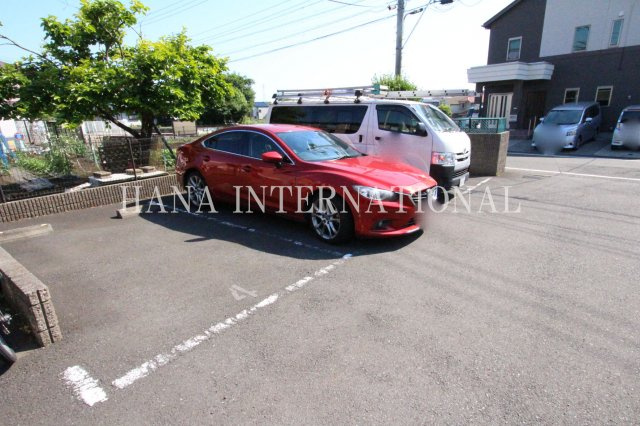 レオパレスリバーサイドコートの駐車場