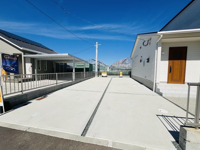 サンコート室岡の駐車場|奥行がありますので縦列駐車も可能です♪
