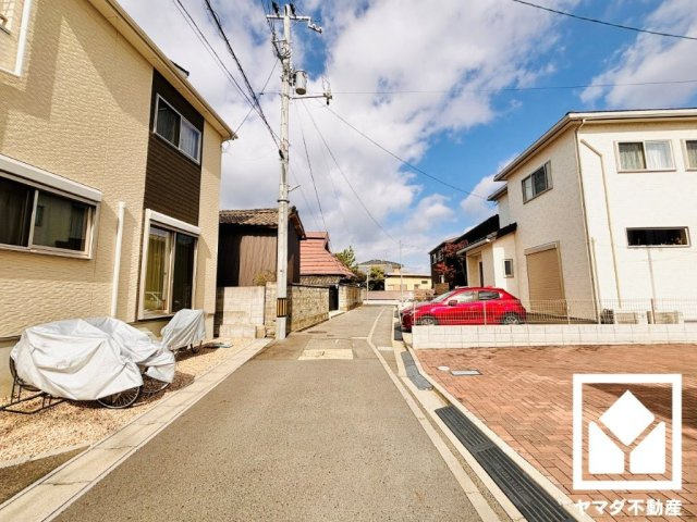 大津市中庄２丁目　1号棟の前面道路含む現地写真