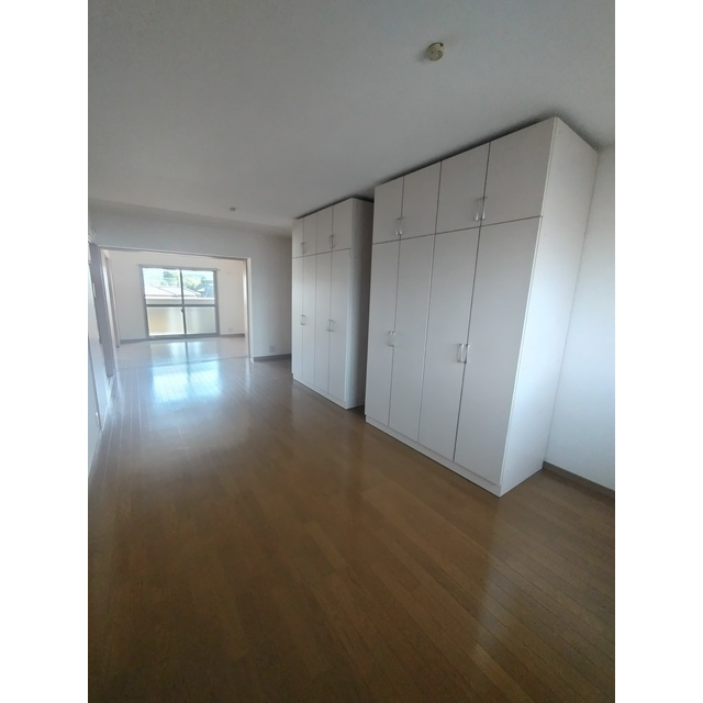 関市上白金のアパートの居間・リビング