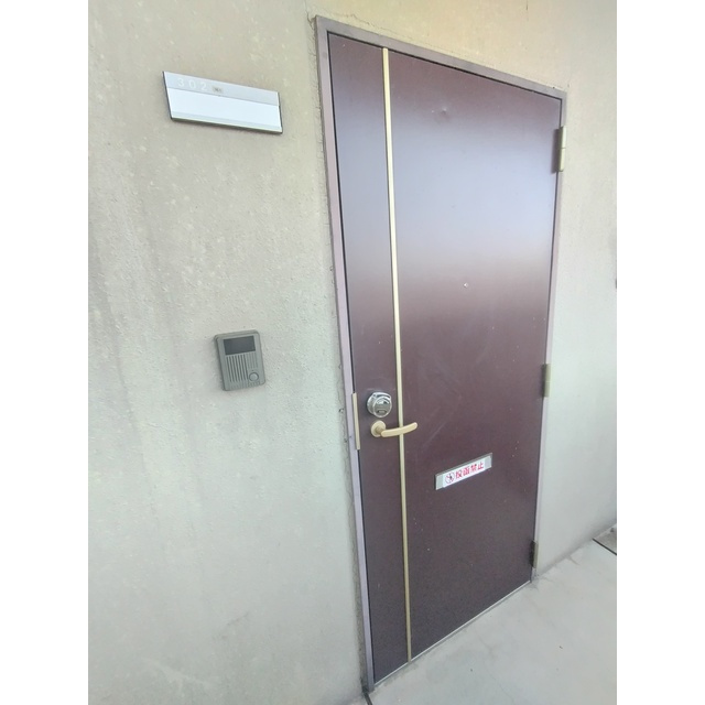 関市上白金のアパートの玄関