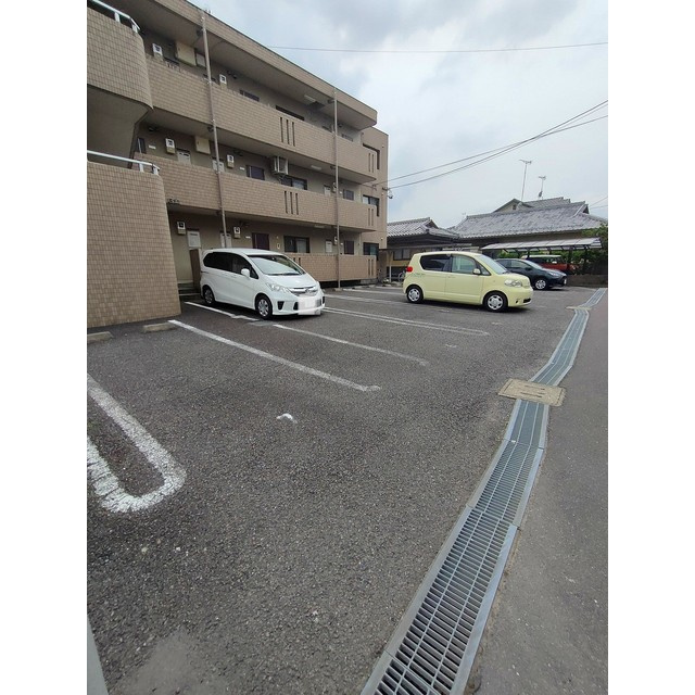 関市上白金のアパートの駐車場