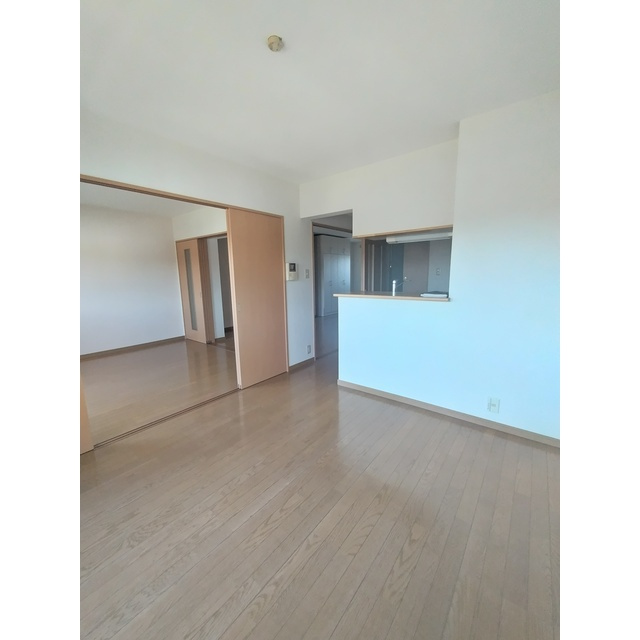 関市上白金のアパートの居間・リビング